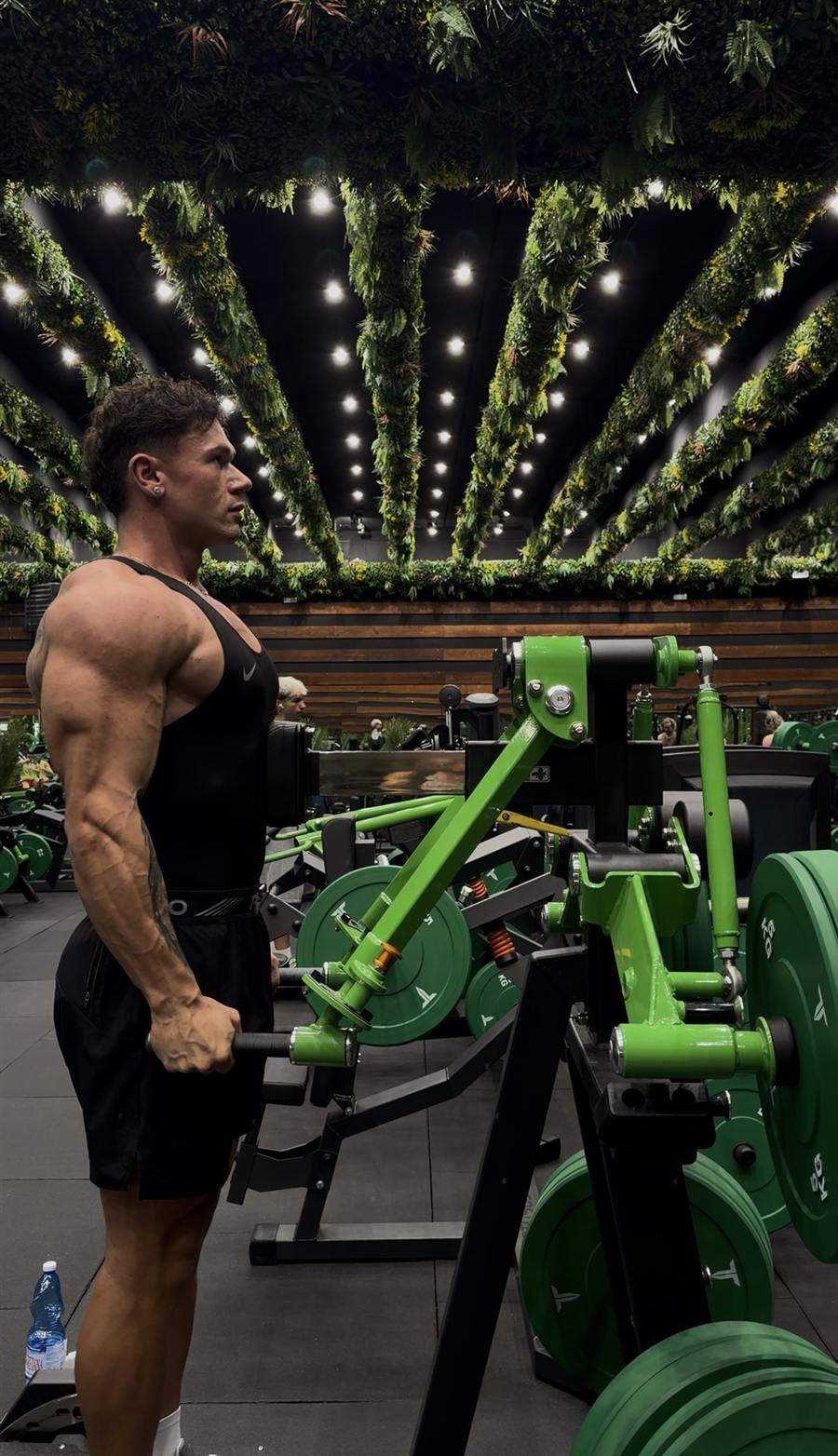 Lorenc Gjeci, coach di SuperDuperGym, durante una serie ai pesi in palestra