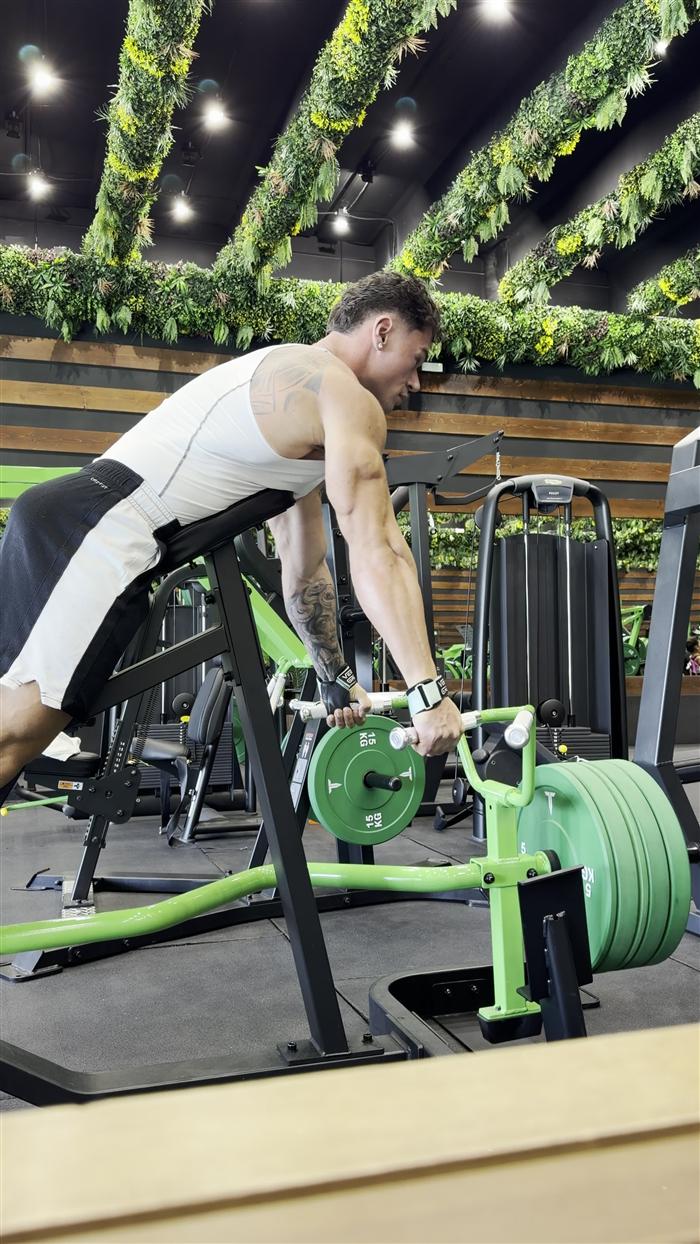 Lorenc durante un esercizio di rematore in palestra
